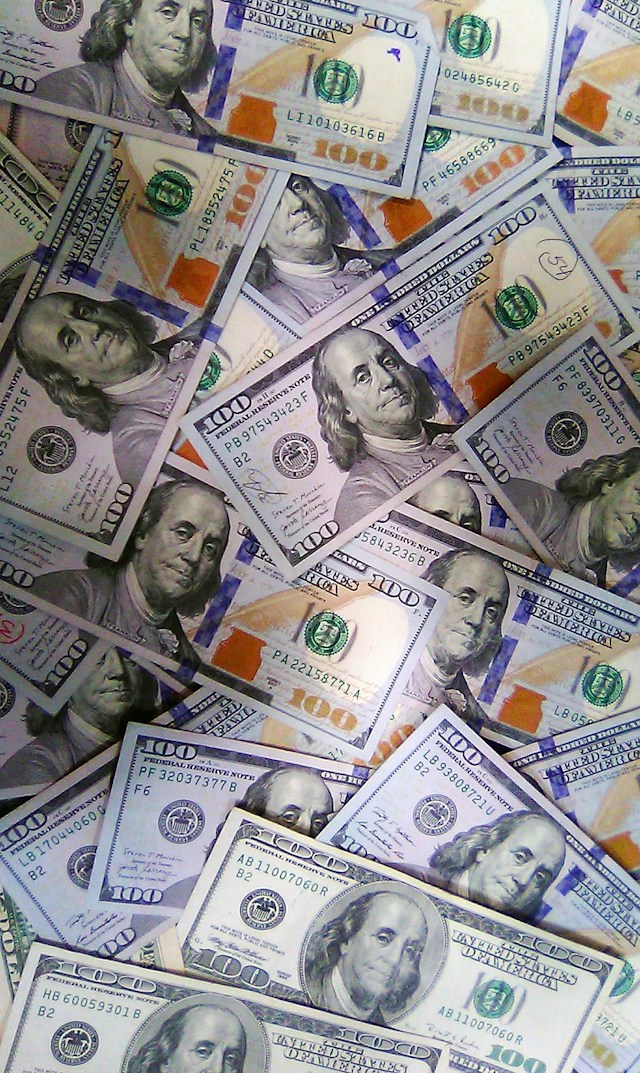 US dollar bills illustrating the value of a lump-sum offer