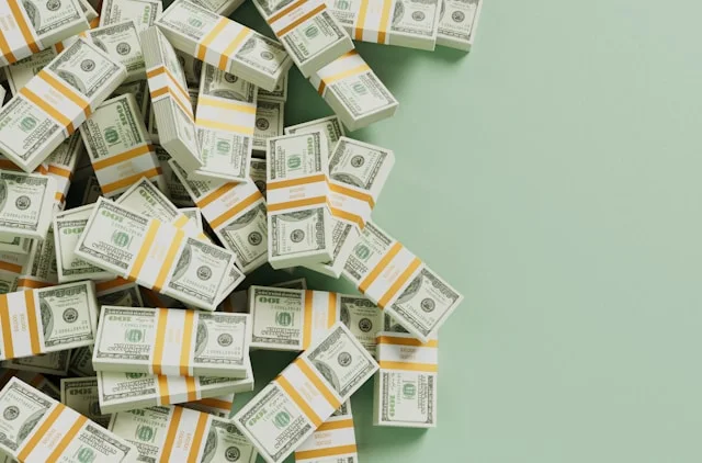 Bundles of cash representing a lump sum from structured settlement payments
